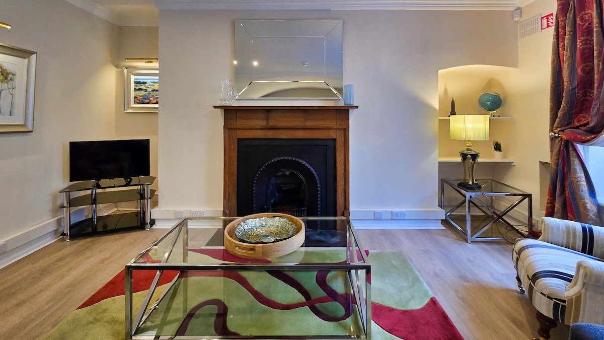 Spacious and Private City Centre Georgian Square A gallery image 3