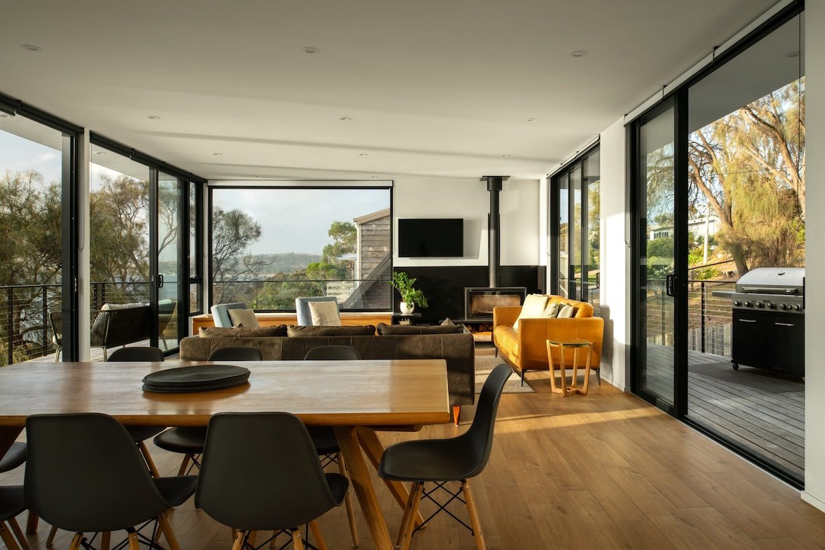 Blessington Beachside Retreat sleep 6 water views. gallery image 5