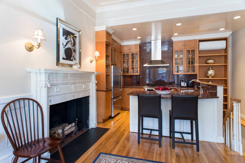 Large 2 BR|2 BA + Patio in Back Bay gallery image 5