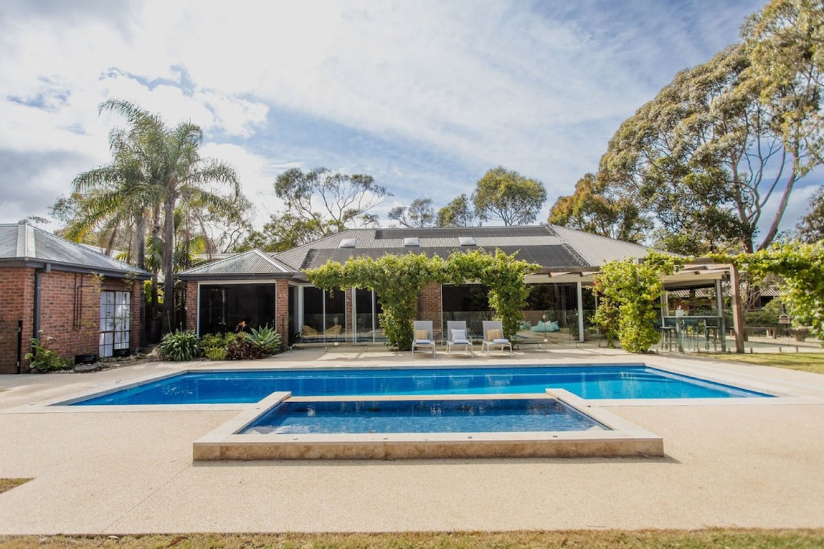 Pool – Spa – Basketball Court – Climbing Equipment gallery image 2