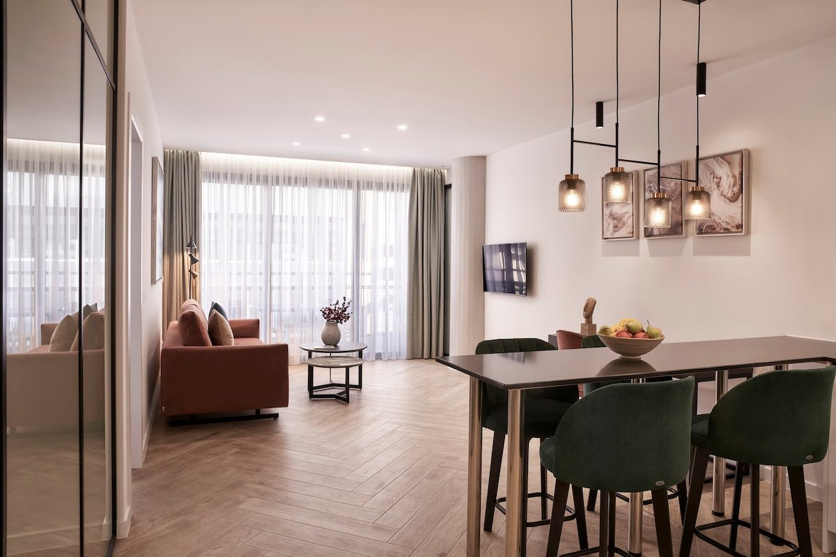 Modern 2BDR Apartment with balcony, 4′ from metro gallery image 2