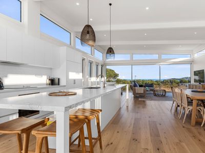 Cedar Tides – Luxury and views.