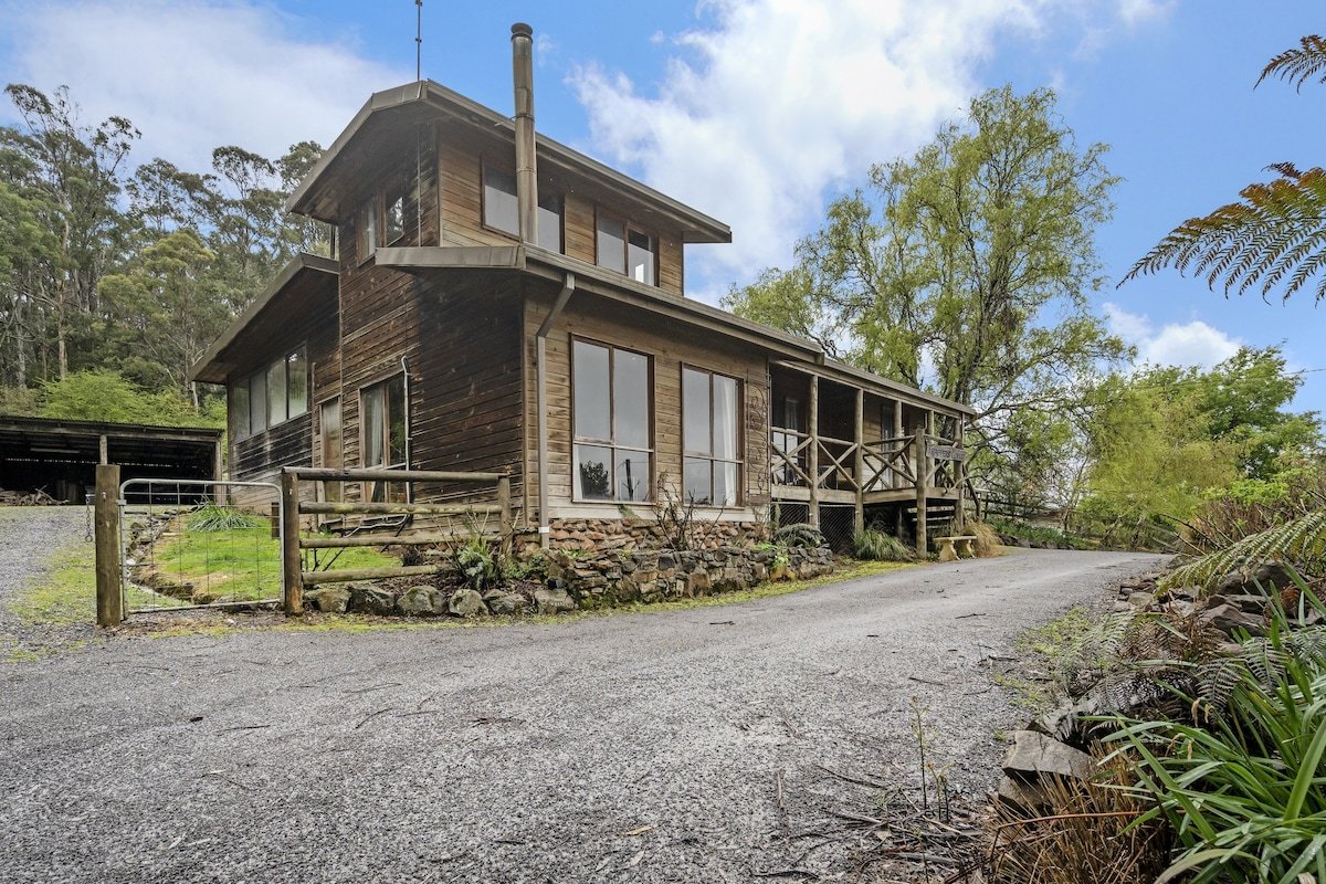 Mole Creek Cabins: Family Size 4 Bedroom Lodge gallery image 4