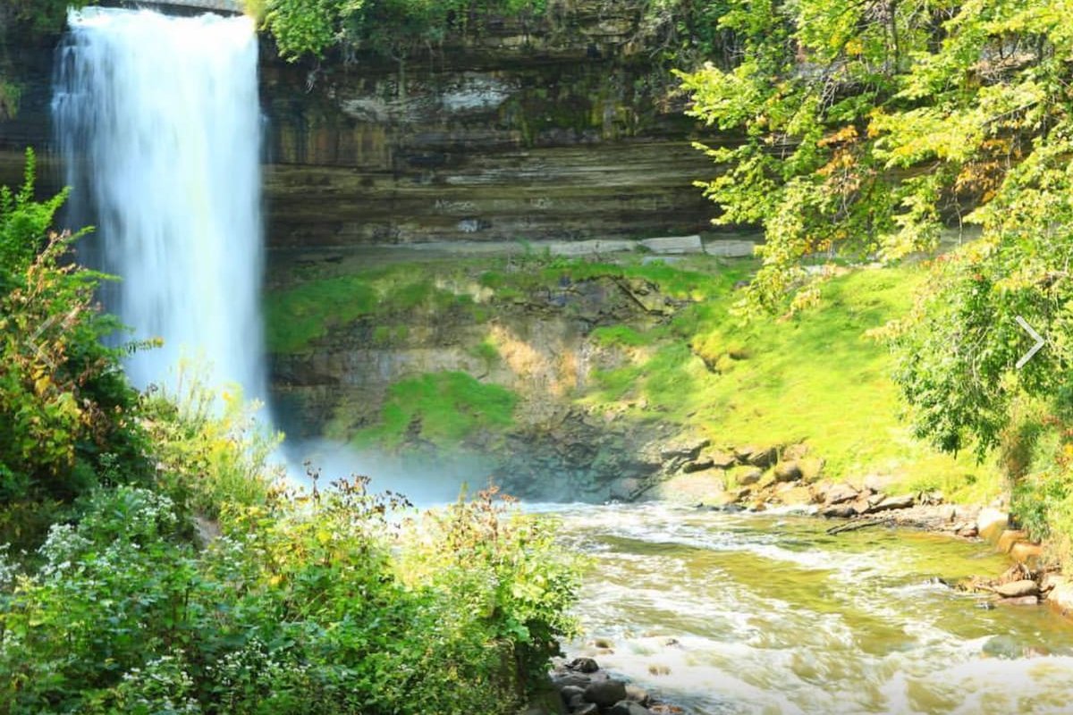 Entire Minnehaha Bungalow Lrail/DT/MOA by Lux Life gallery image 5