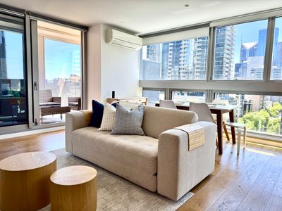 Central City Escape: Skyline Views, Pool & Carpark