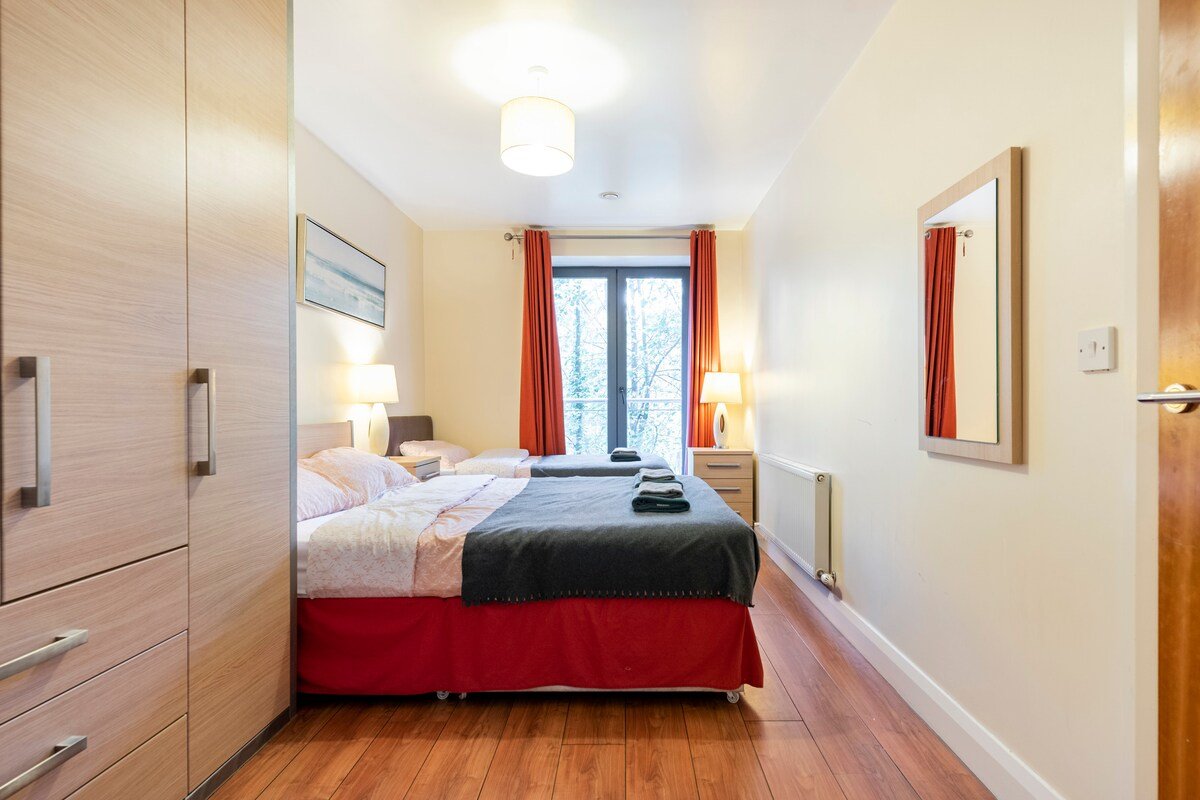 Large open plan living near tram line & Parking gallery image 3