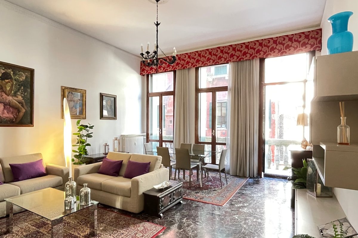 CA’ MOCENICO NOBILE WITH BALCONY gallery image 3