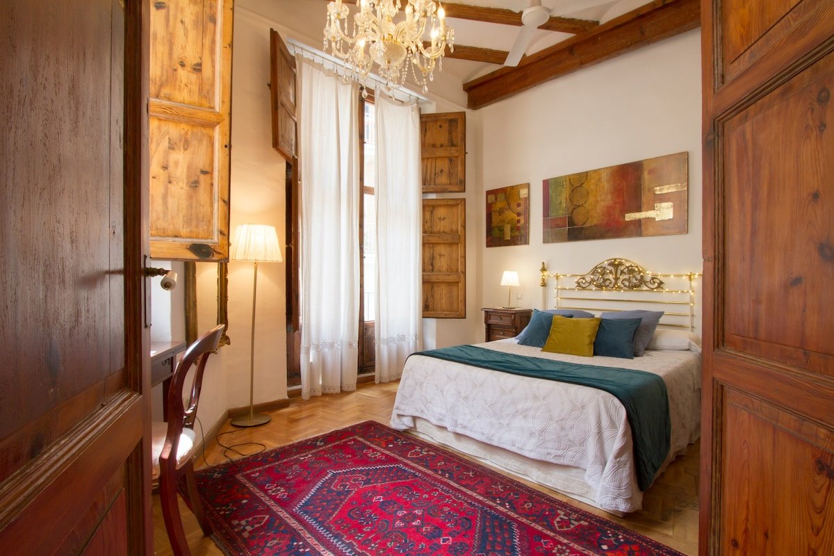 Classic Old Town apartment Valencia gallery image 3