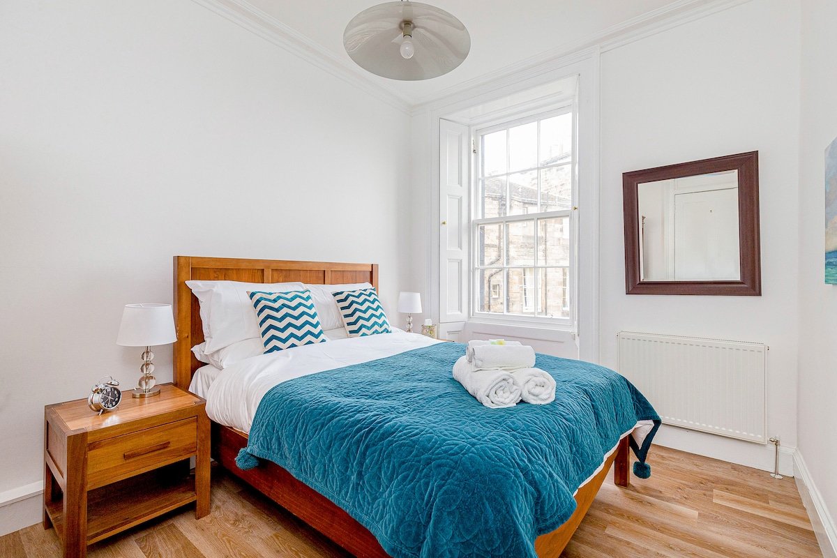 Heart of Edinburgh City Centre 3 Bed Georgian Apt gallery image 5