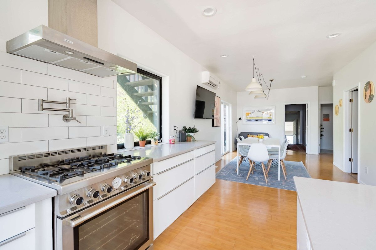 Pearl District Luxury • 2BR • AC • Sleeps 4 gallery image 2