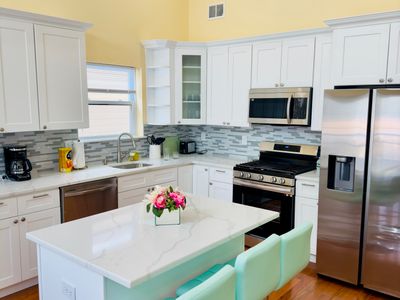 New! Bright & Spacious Apt | Prime Location