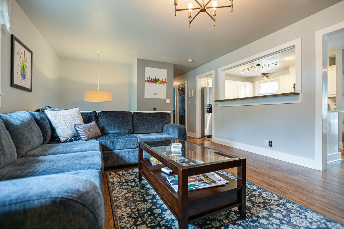 GREAT FOE LARGE GROUPS SLEEPS 12 Close to DOWNTOWN