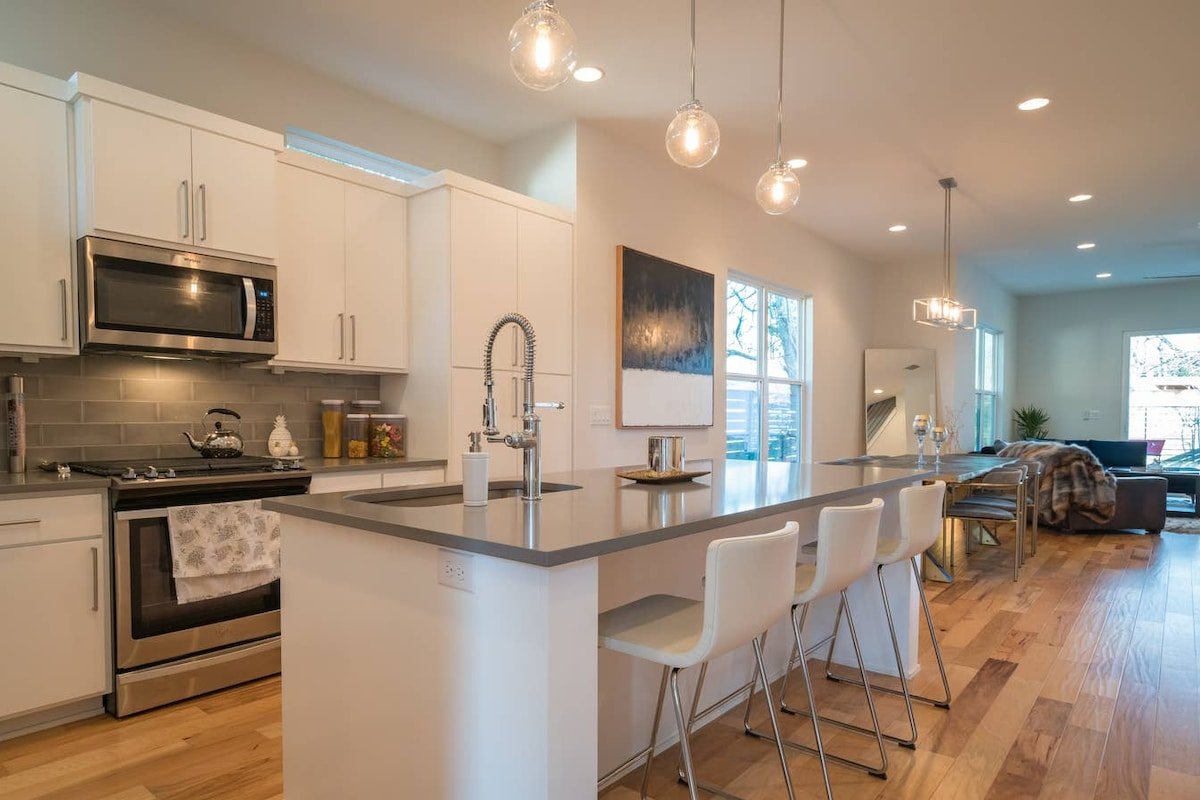 Chic Home Near Airport, SoCo, DT gallery image 4