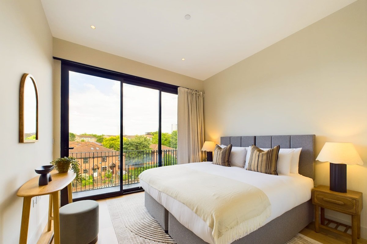 Incredible St Pancras Apartment with Balcony gallery image 4