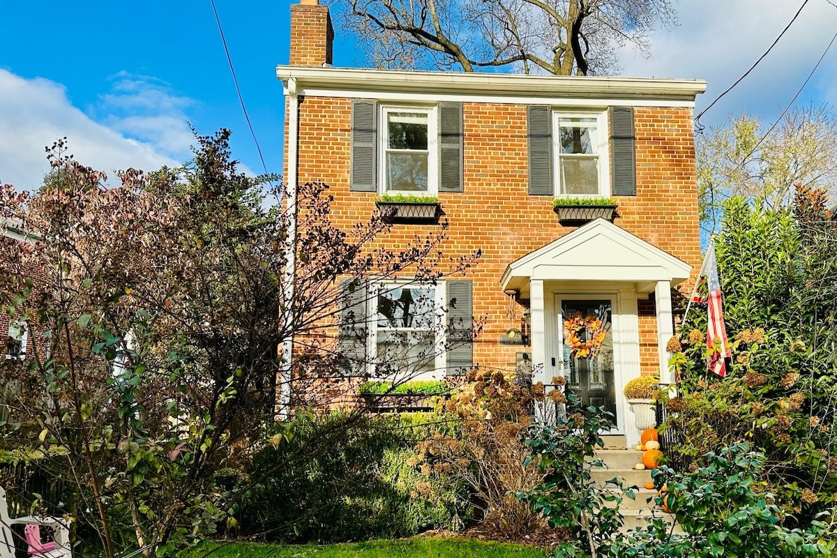 Lovely Home for Family Fun in DC + Parking gallery image 3