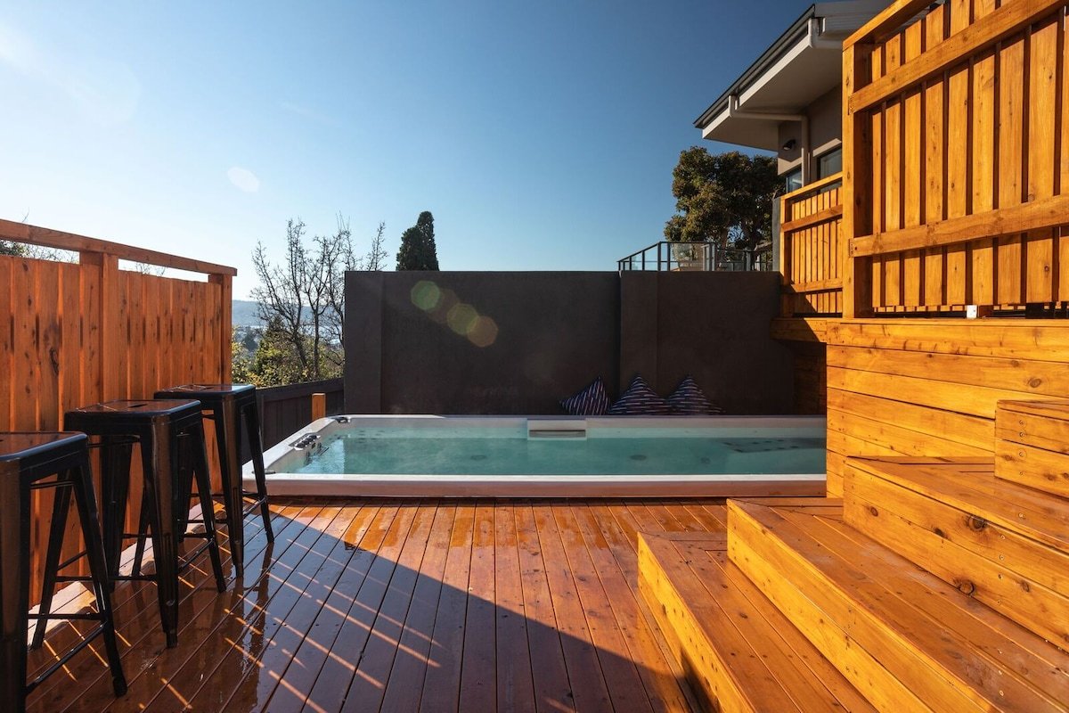 Explore in comfort & sophistication gallery image 2