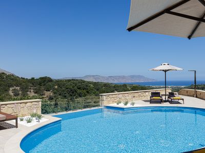 Stunning panoramic and sea views and jacuzzi!