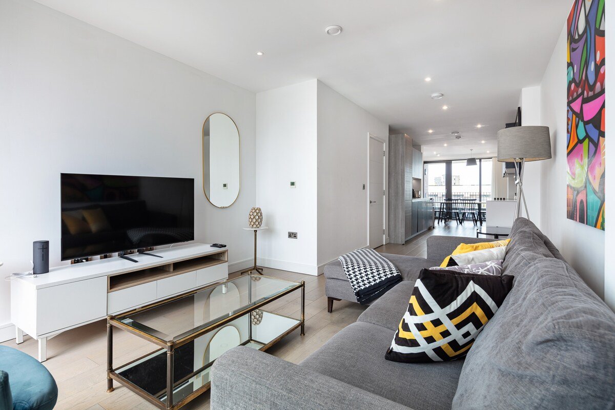 Penthouse 3-bed 2-bath 2-Decks w Lift, Gym & Views gallery image 4