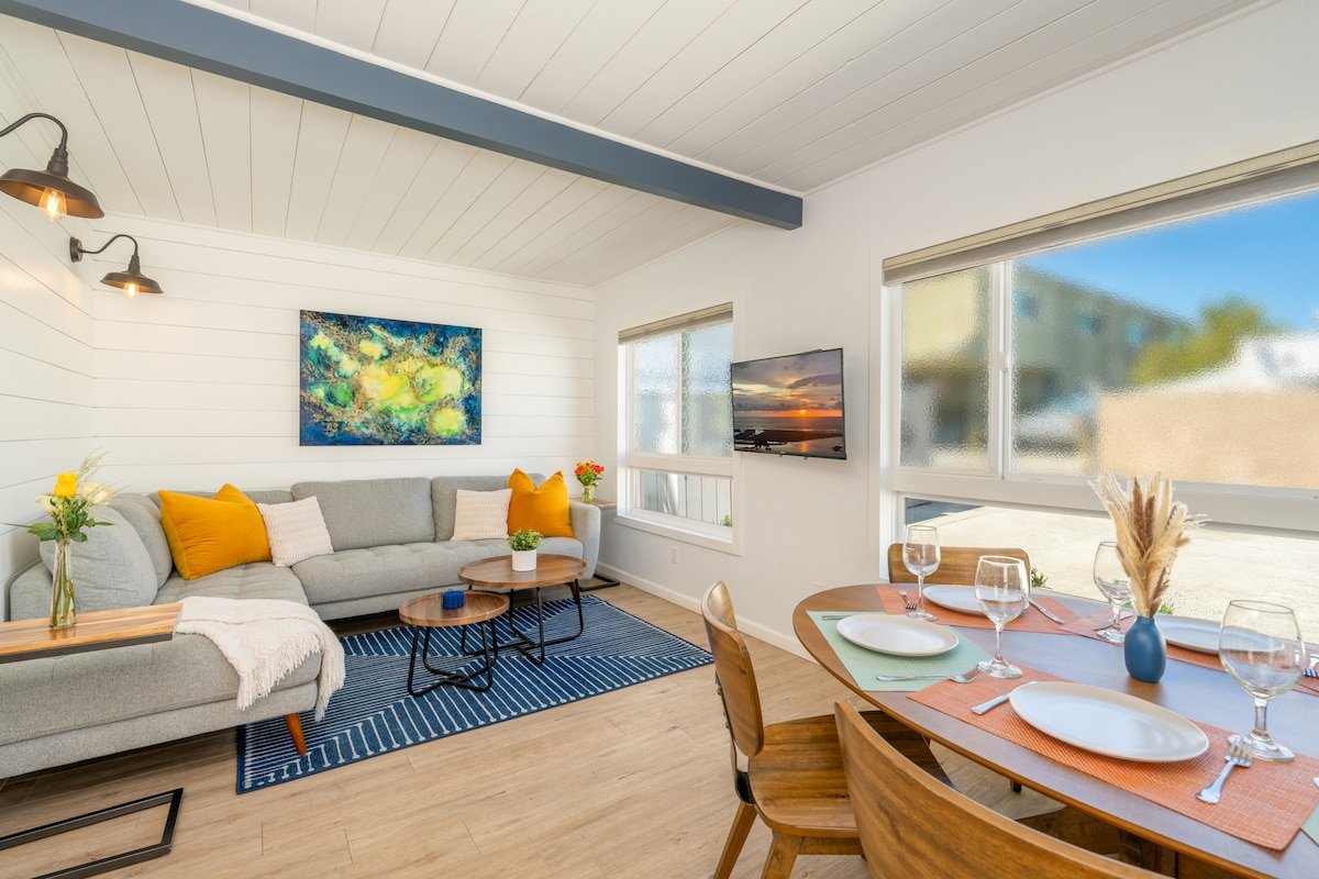 Near Bay – 12 Bikes, A/C, BBQ, Deck- Min to Beach! gallery image 4