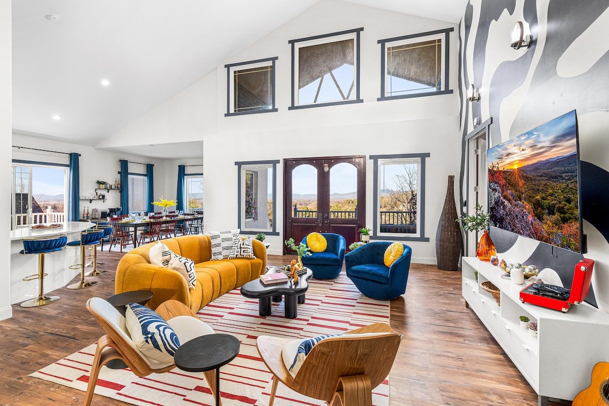 NEW! VIEWS! 15 min to DT! HotTub! Game Rm! Slps22 gallery image 3