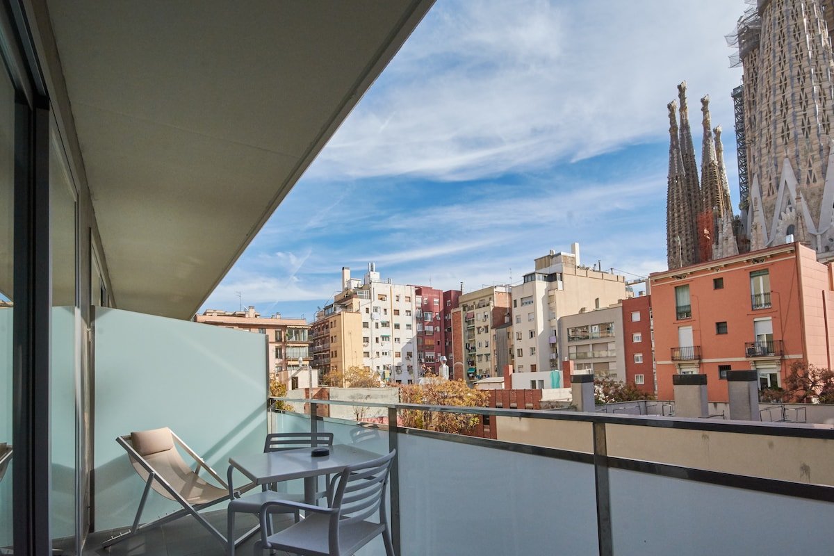 Amazing Sagrada Familia view – 2-bedroom apartment gallery image 2