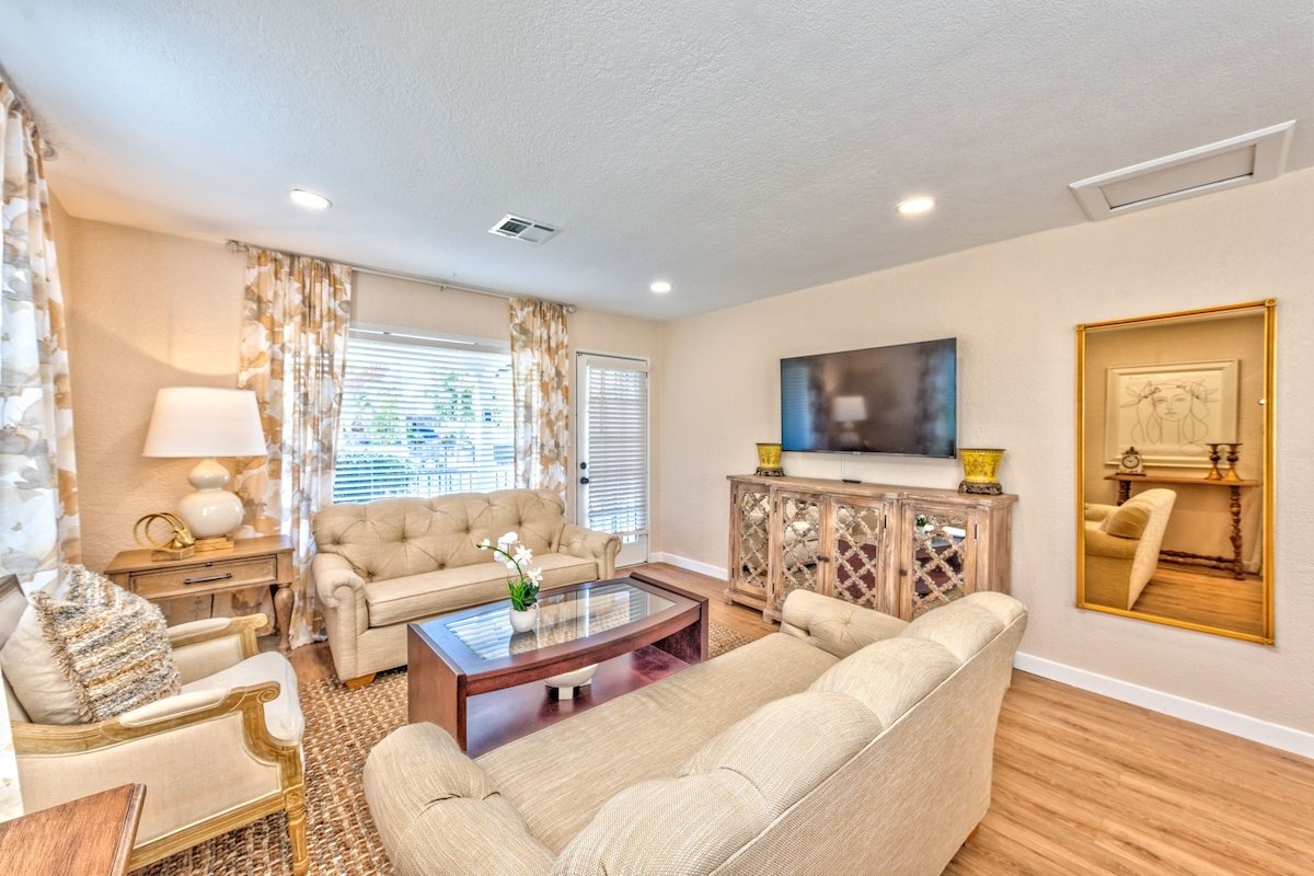 Cottage style home, close to Freemont St. gallery image 3