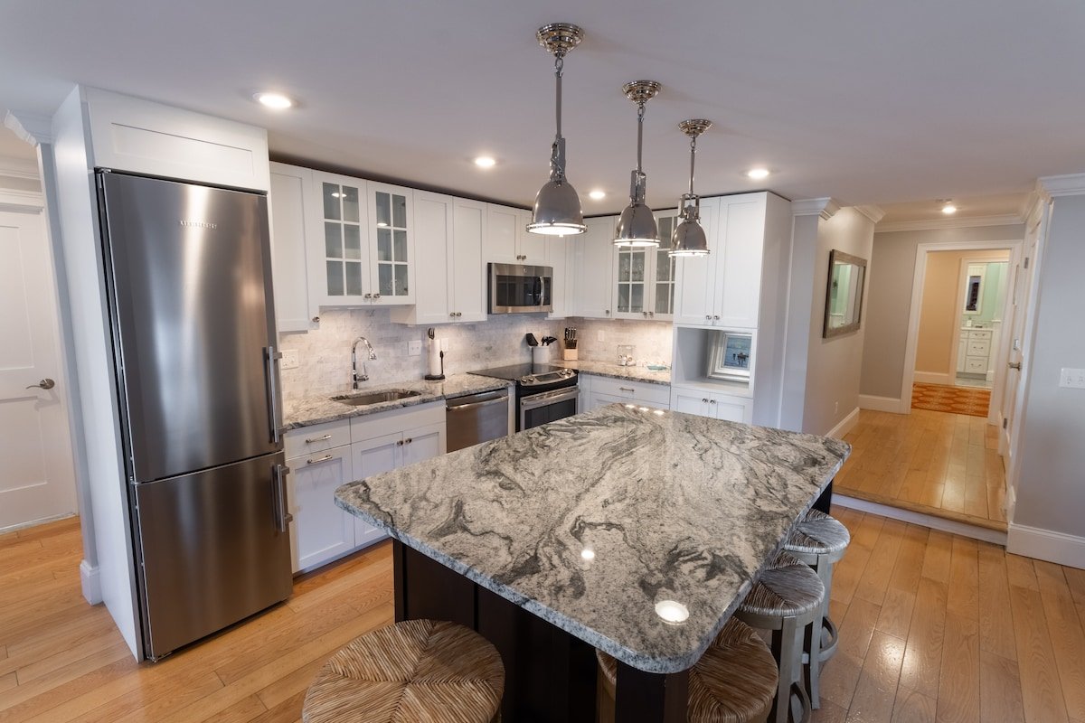 Open Concept w/ Fireplace, 5 min to Mansions gallery image 4