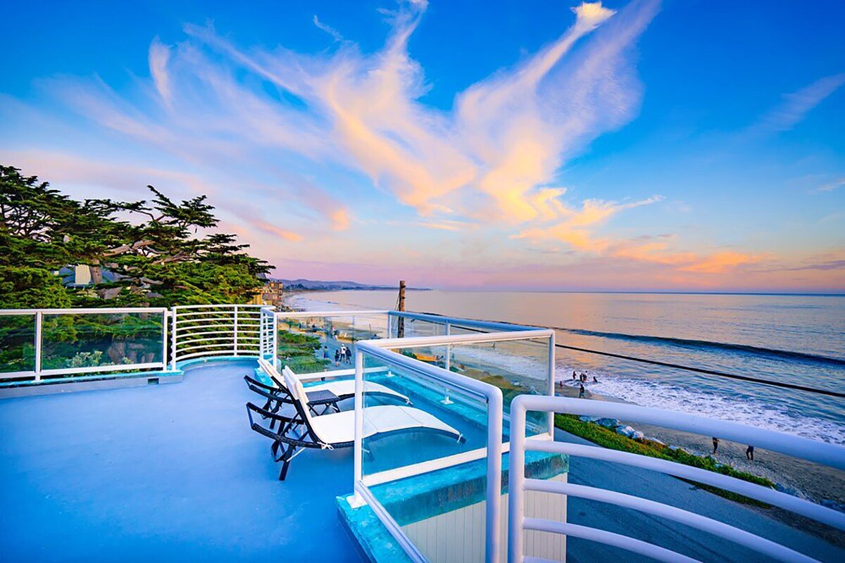 Luxury Beachfront Penthouse Walk to the Beach gallery image 4