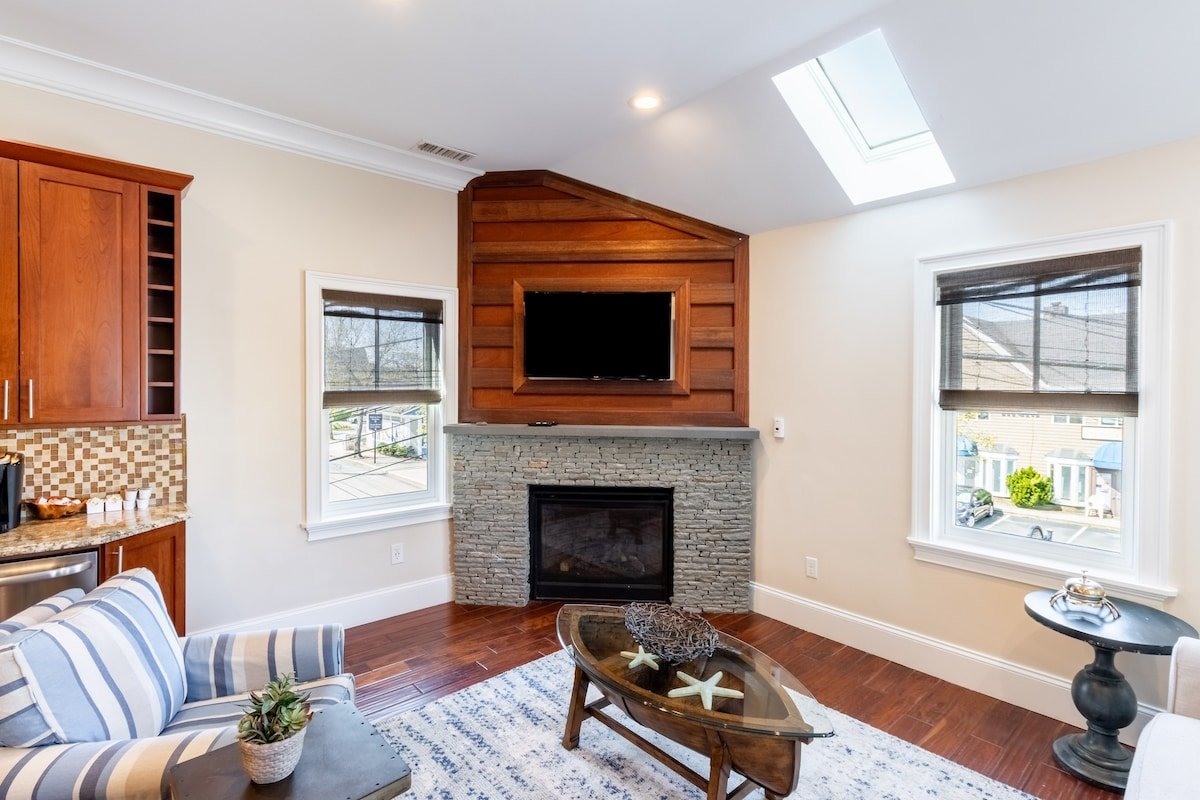 4 Decks, Views, Fireplace, Kitchen w/Kegerator gallery image 3