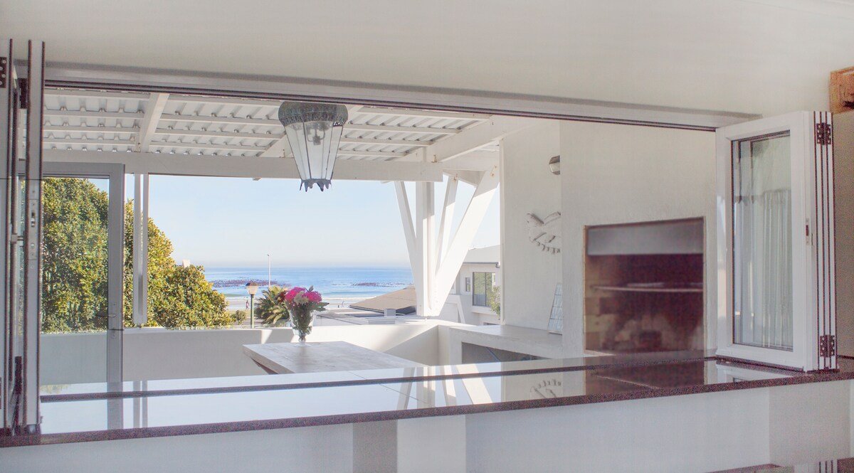 4-bed Beach House Sea Views, 50m Walk to the Beach gallery image 5