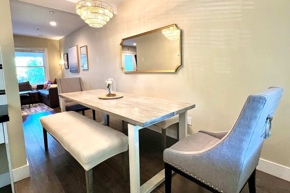 Spacious 4BR Townhouse in East Van | King Bed gallery image 5