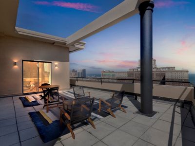 Dtown Penthouse 11+Parking, Gym, Pvt Patio, Pool