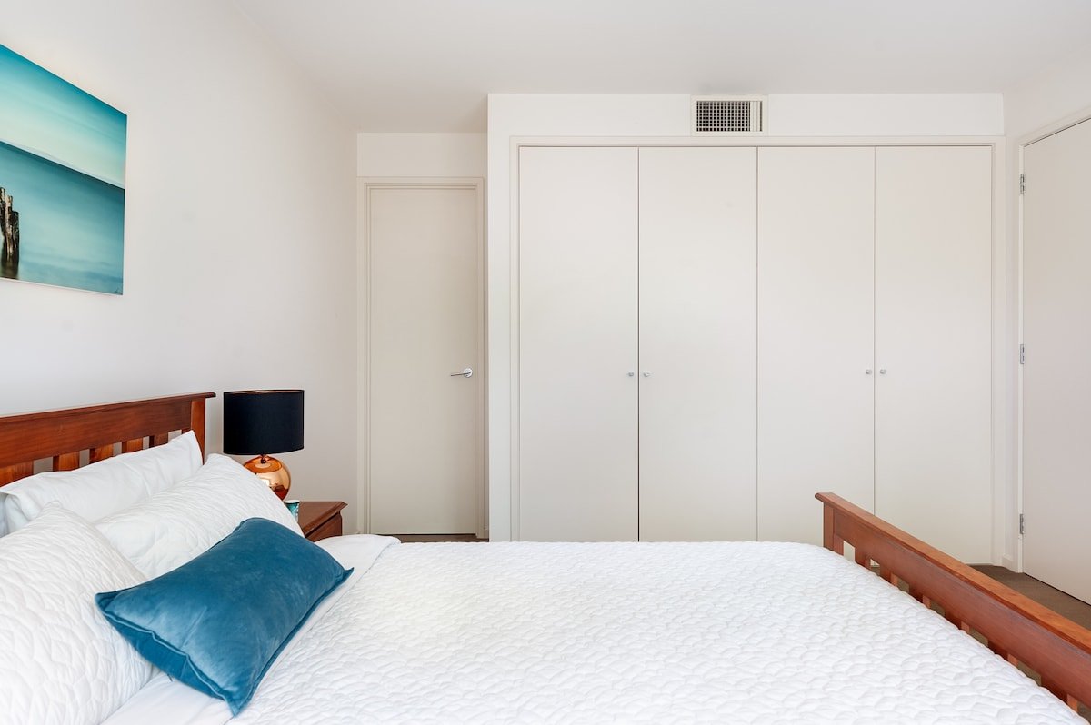 Incredible Family Apt W/spa Bath and Private Garden. gallery image 5