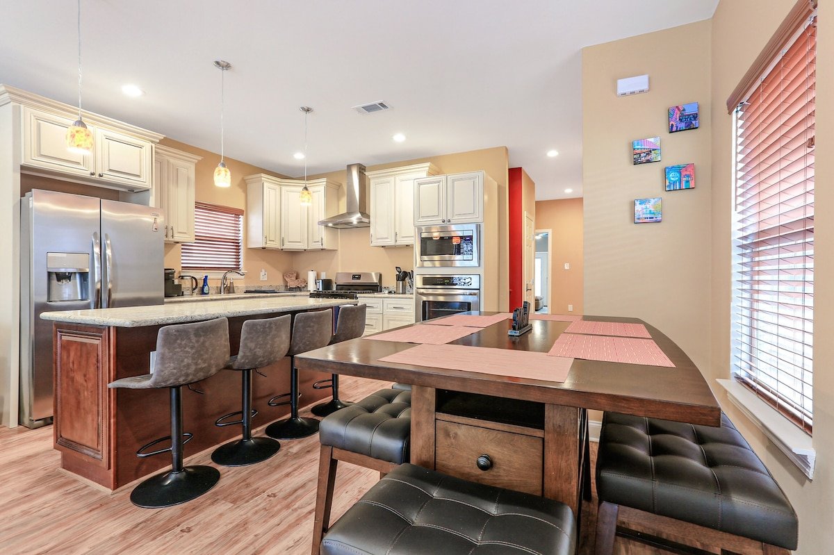 Modern and Colorful Home in the Heart of Mid City gallery image 5