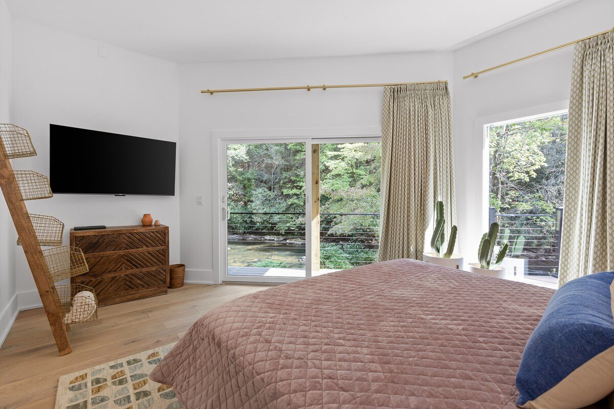 lA Rare Holiday Opening at Driftwood Rapids Villa! gallery image 5