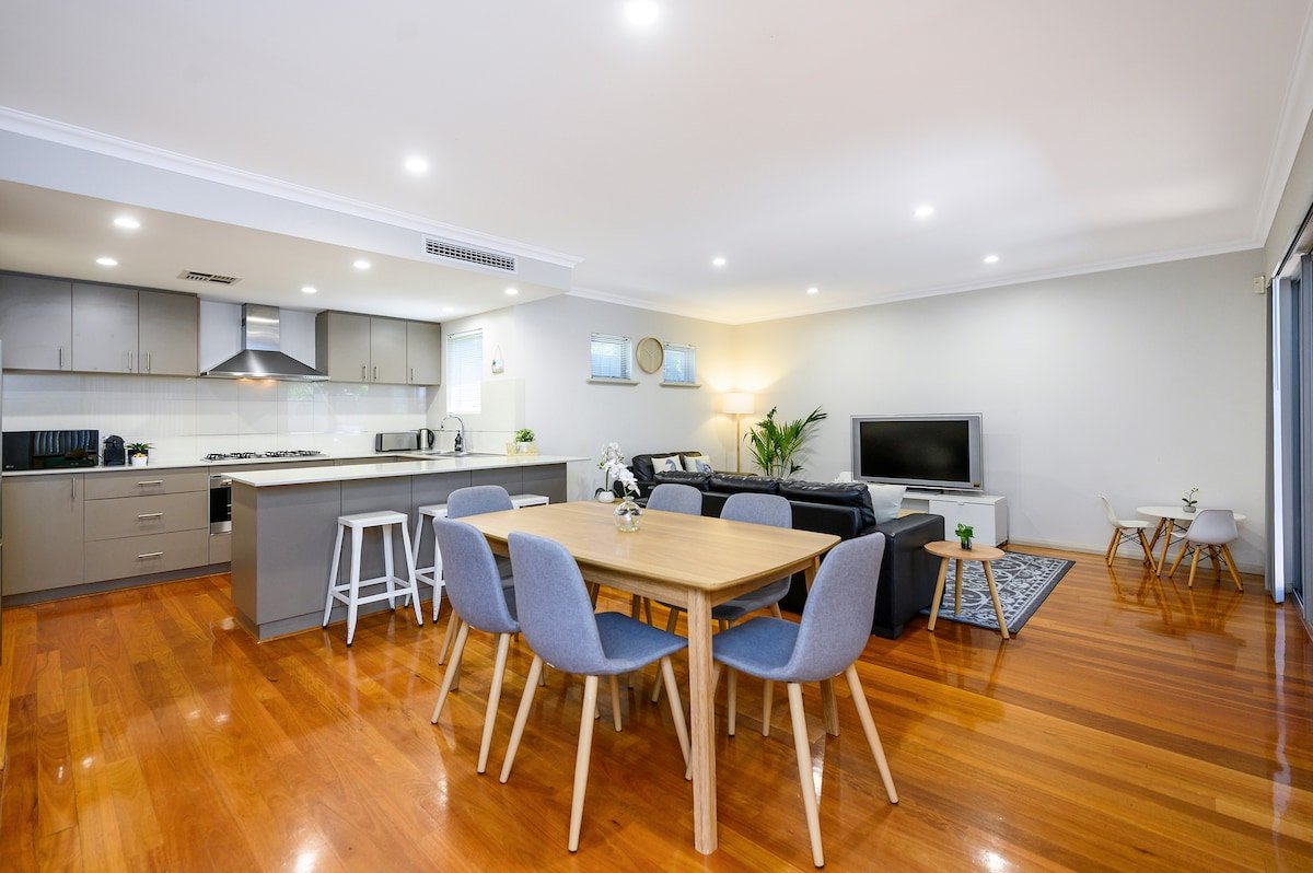 Close to beach& amenities. Long Stay Discount avai gallery image 5