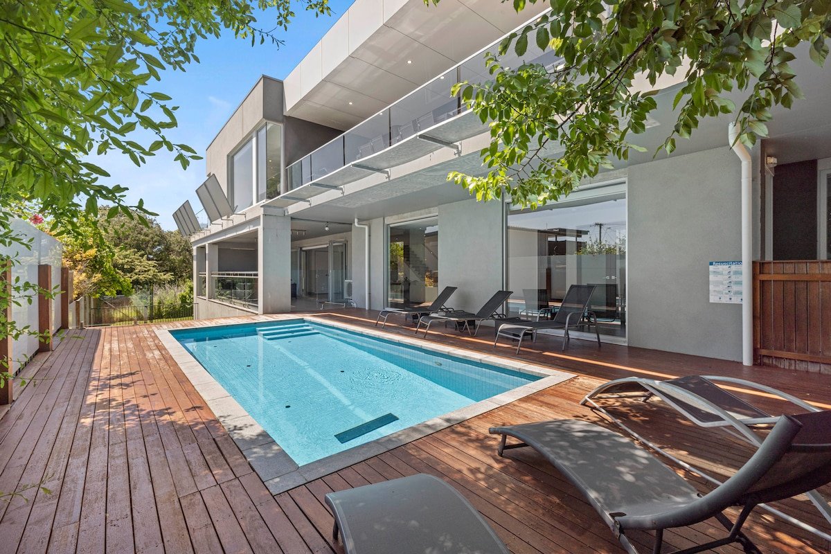 Complete Luxury Escape – Sleeps 30! gallery image 2