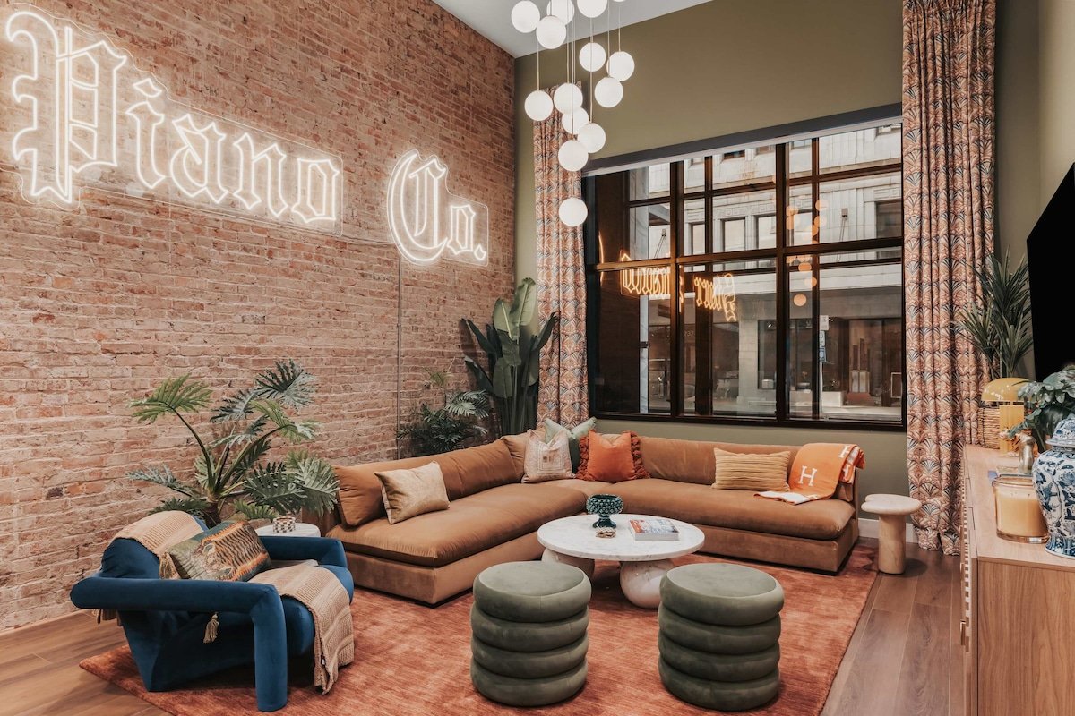 Starr Piano: Roxie Suite – Walk to Broadway!