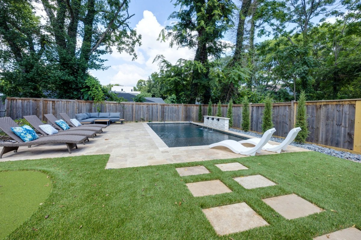 East Oasis | Private Pool + Putting Green gallery image 3