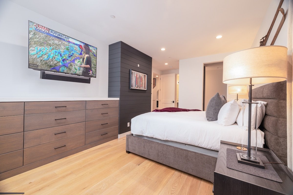 Ski-in/out, Walk to Town, Hot Tub | By InvitedHome gallery image 3