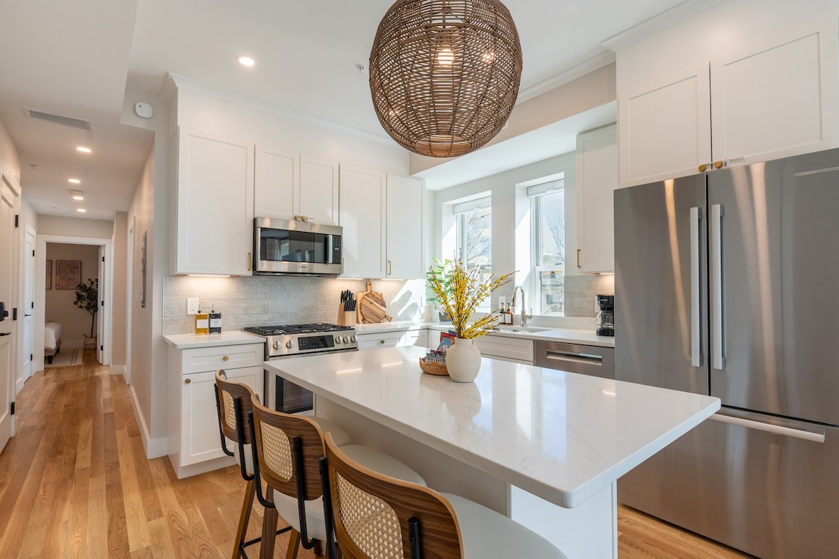 Luxe Penthouse | MIT, Harvard, T & Free parking gallery image 4