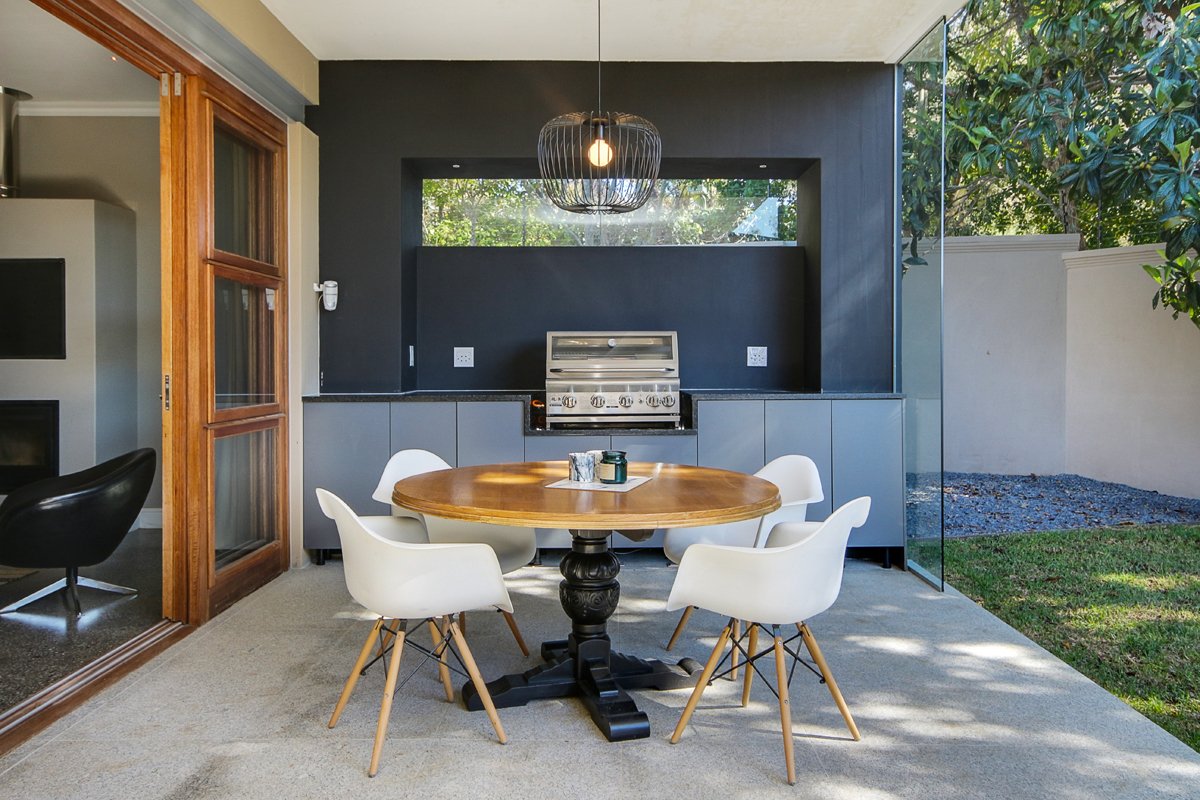 Stylish 2-Bedroom Cottage in Constantia