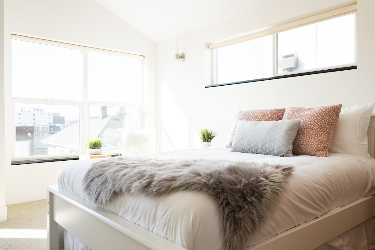 3BR Urban Oasis w/ Deck & Near Space Needle gallery image 3