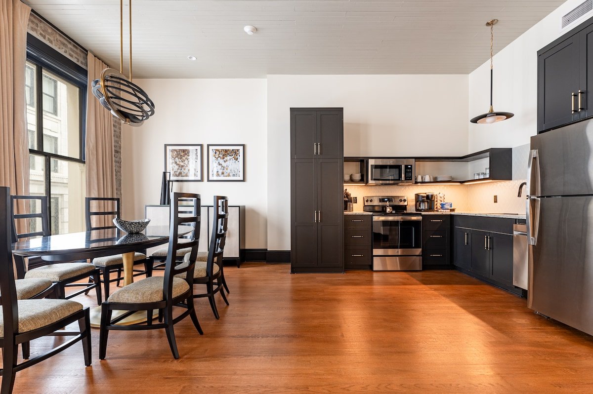 2BR Elegant French Quarter Escape | Mayfair Hotel gallery image 5