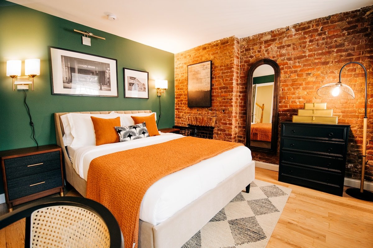 True 3-bed – 15 mins to NYC! Luxury Brownstone gallery image 4