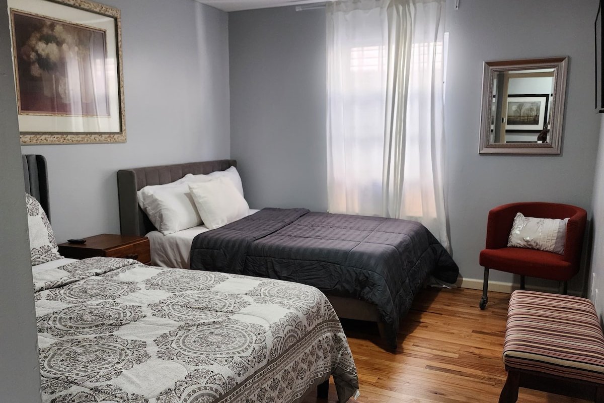 Charming 5BR Stay | Minutes to NYC & EWR • Parking gallery image 4