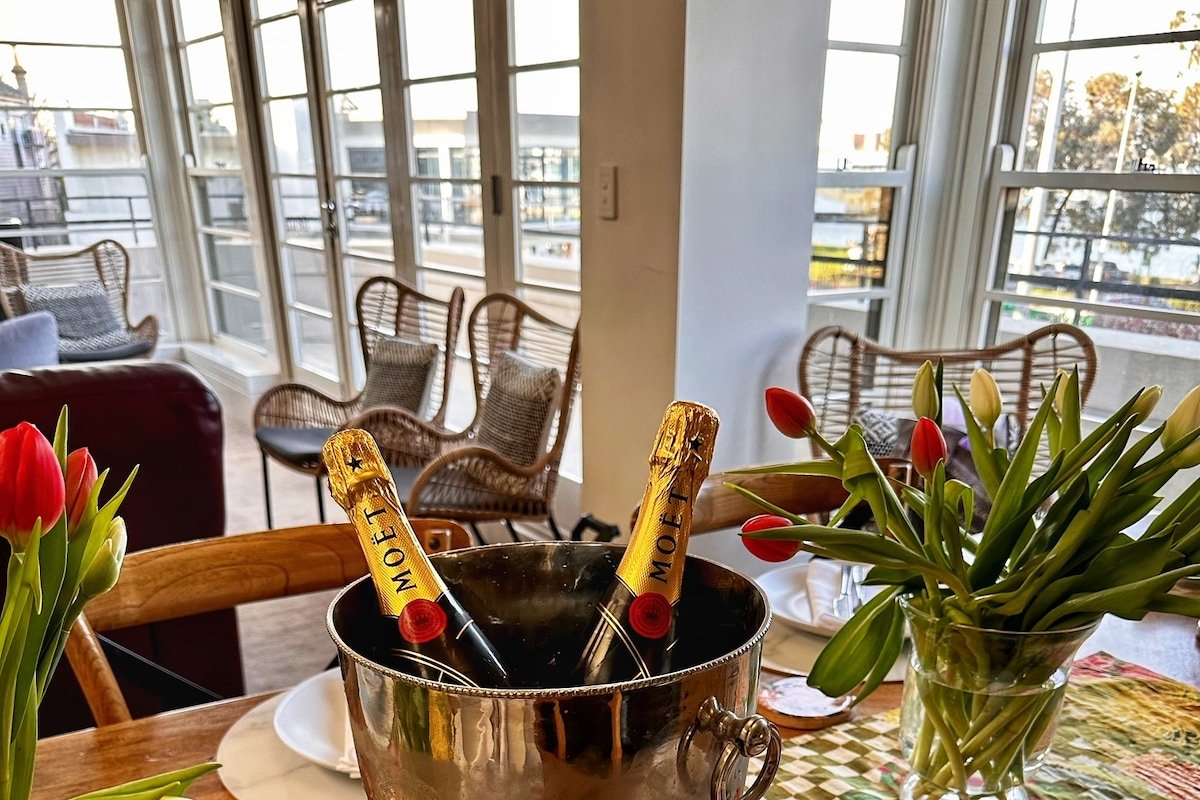 Deluxe Bay View Penthouse with City & Sea Views gallery image 5