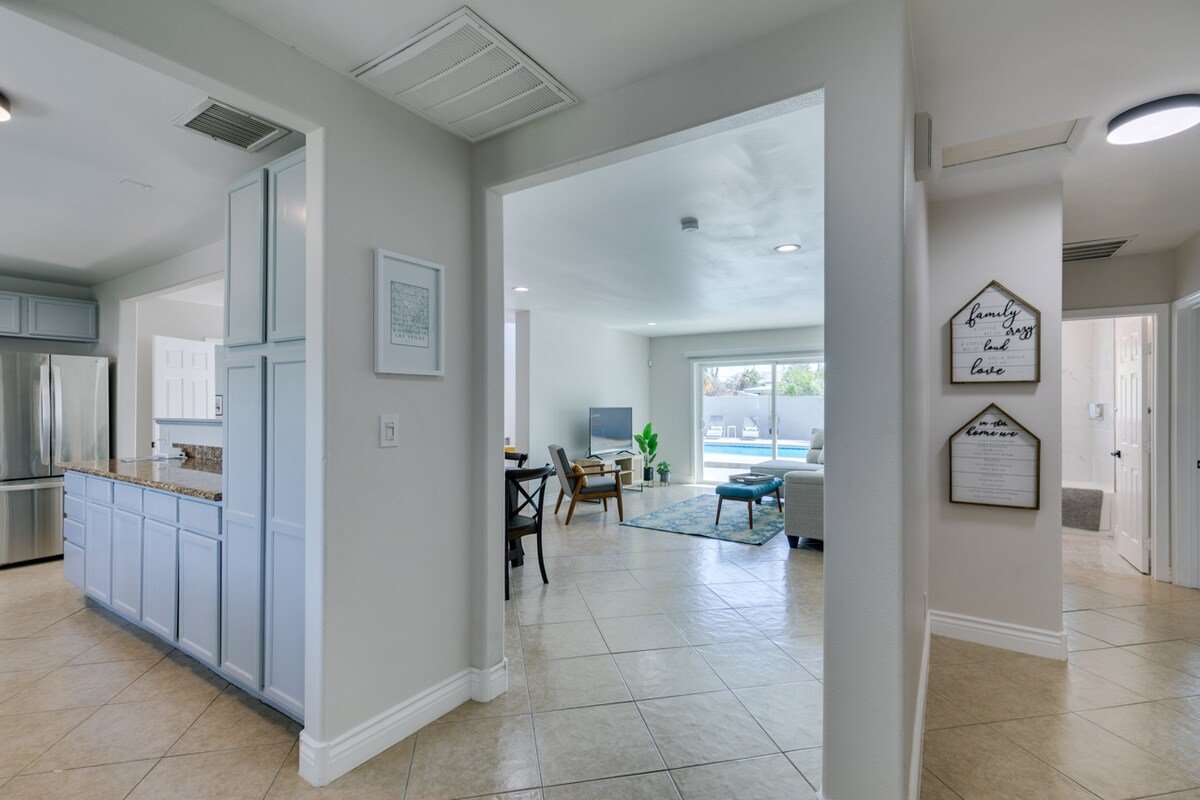 Cozy house with pool, 5 minute dr to the strip. gallery image 3