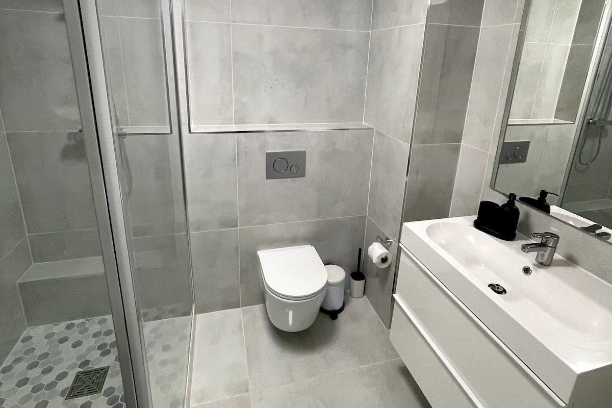 Central with a fantastic view of Henrietta St. gallery image 4