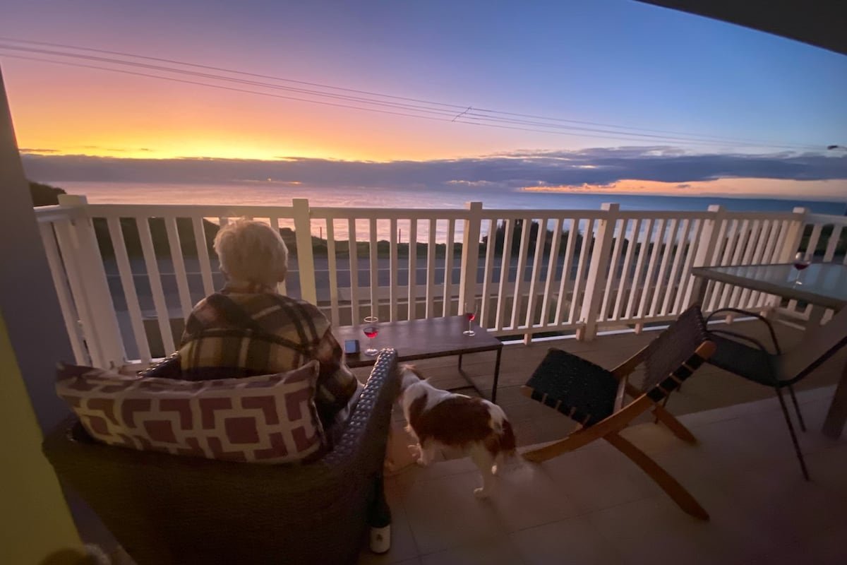 Pet friendly, views, beach, enclosed backyard! gallery image 5